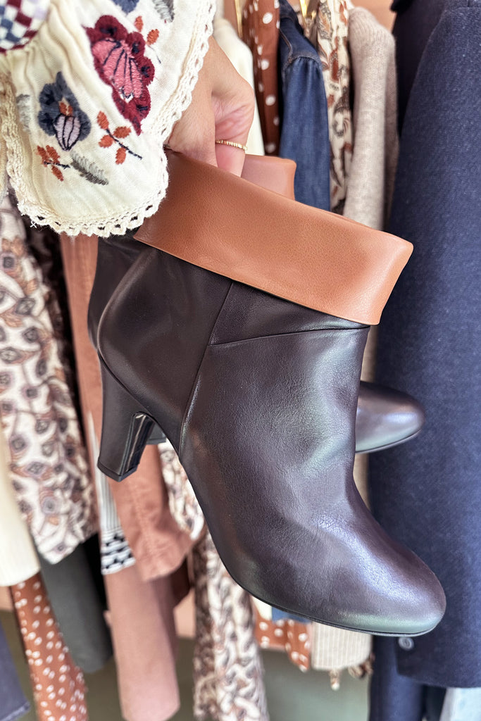 Stivaletti La Belle Shoes pelle nera risvolto cognac