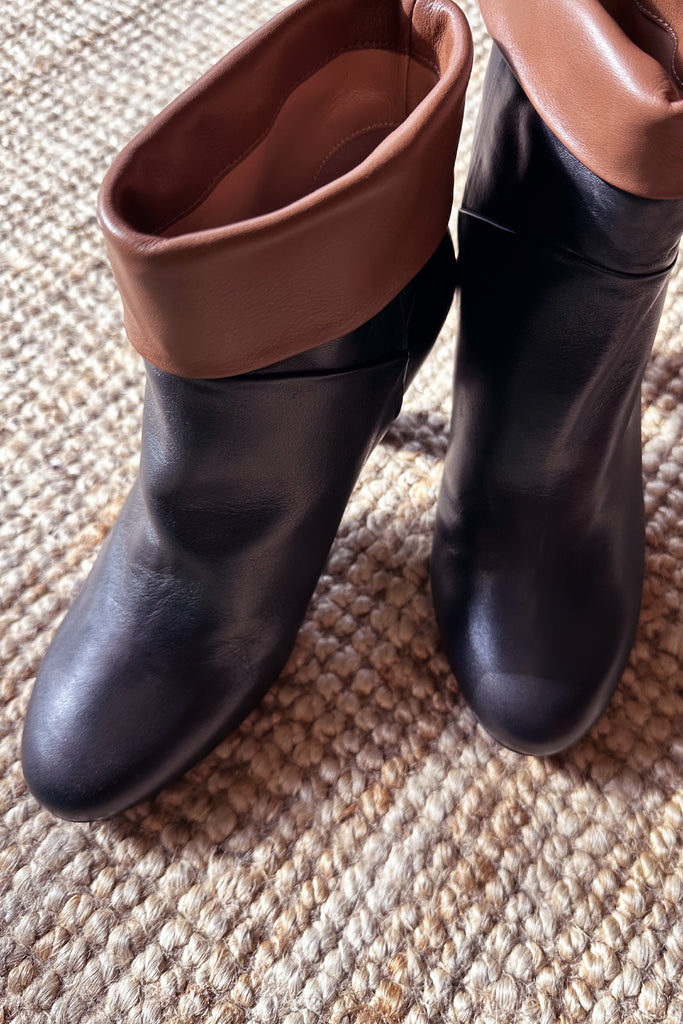 Stivaletti La Belle Shoes pelle nera risvolto cognac