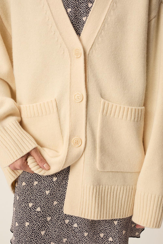 Cardigan Des Petits Hauts lungo color burro