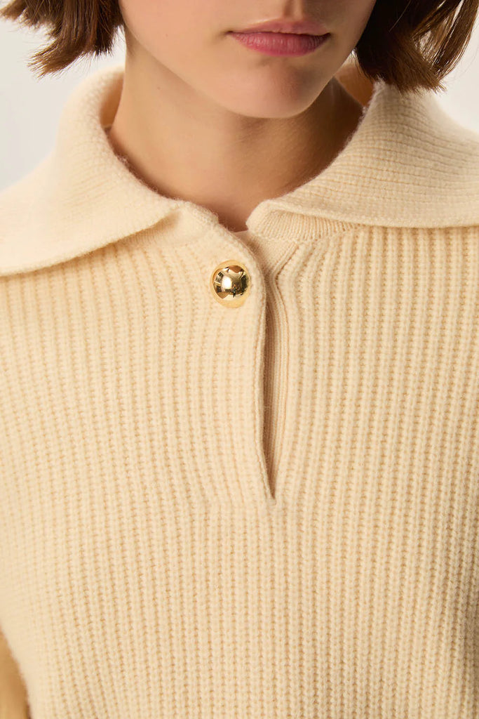 Maglione Des Petits Hauts color burro con colletto