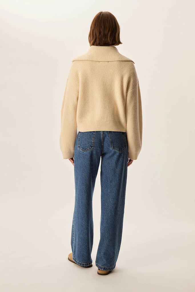 Maglione Des Petits Hauts color burro con colletto