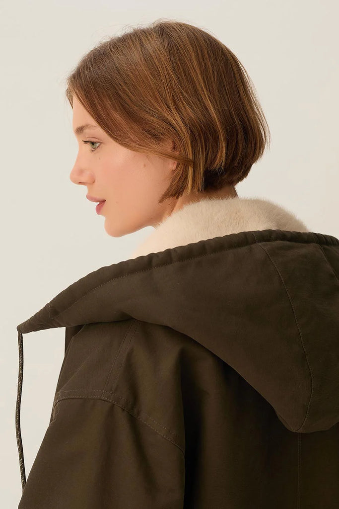 Parka Des Petits Hauts verde army interno pelliccia ecrù