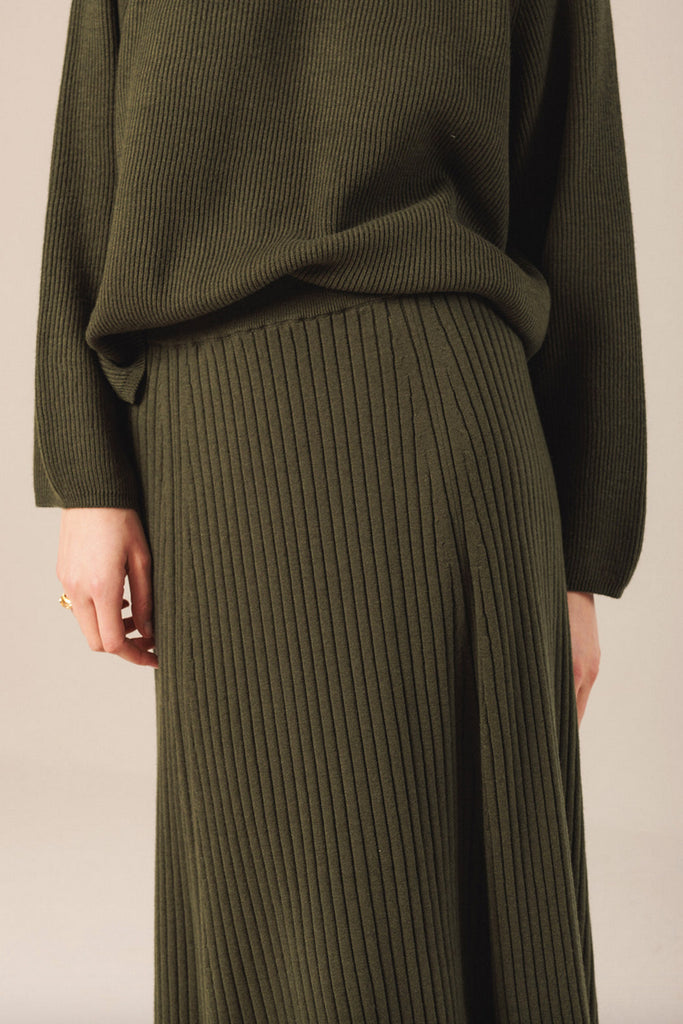 Gonna Indi and Cold in maglia verde