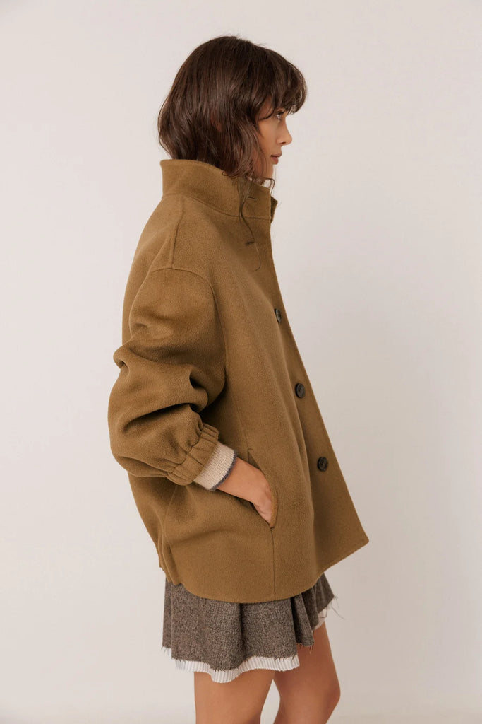 Cappotto Indi and Cold cammello arriccio sul retro