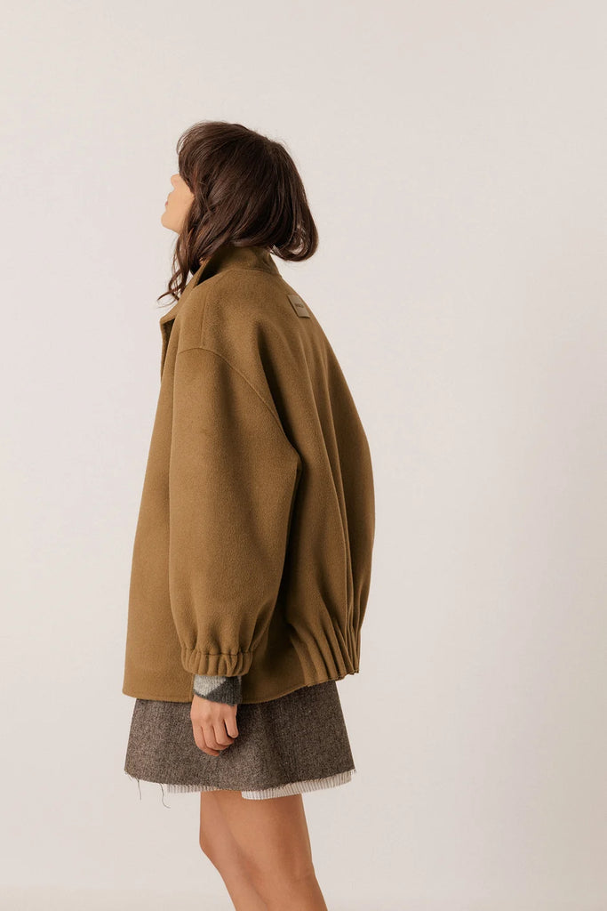 Cappotto Indi and Cold cammello arriccio sul retro