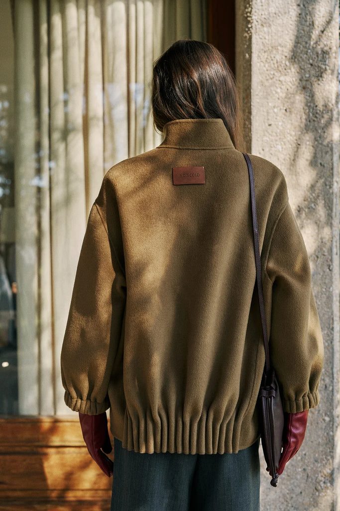 Cappotto Indi and Cold cammello arriccio sul retro