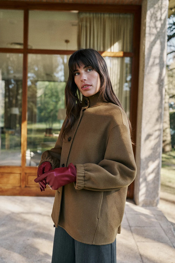 Cappotto Indi and Cold cammello arriccio sul retro
