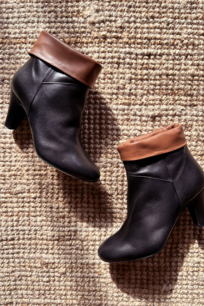 Stivaletti La Belle Shoes pelle nera risvolto cognac