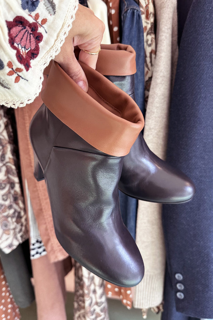 Stivaletti La Belle Shoes pelle nera risvolto cognac