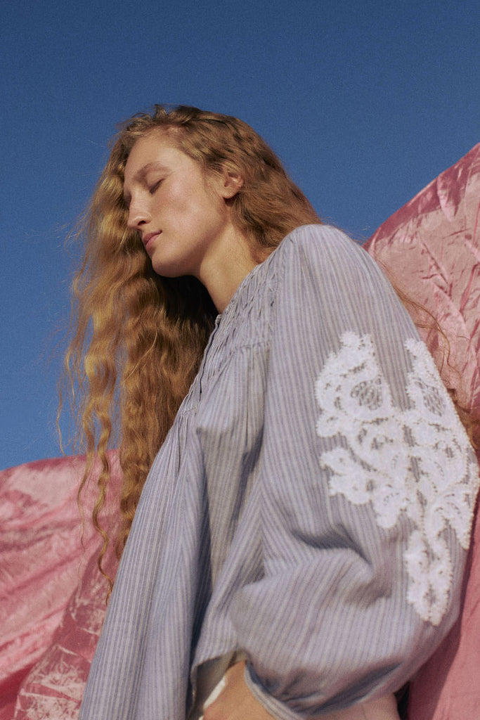 Camicia Louise Misha color denim righe e ricami panna