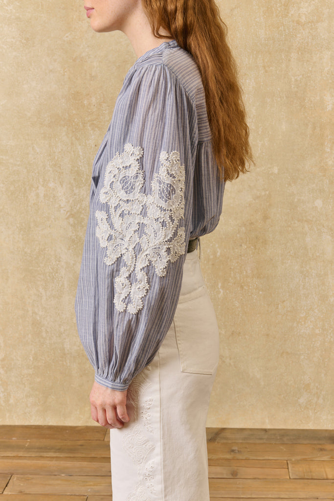 Camicia Louise Misha color denim righe e ricami panna