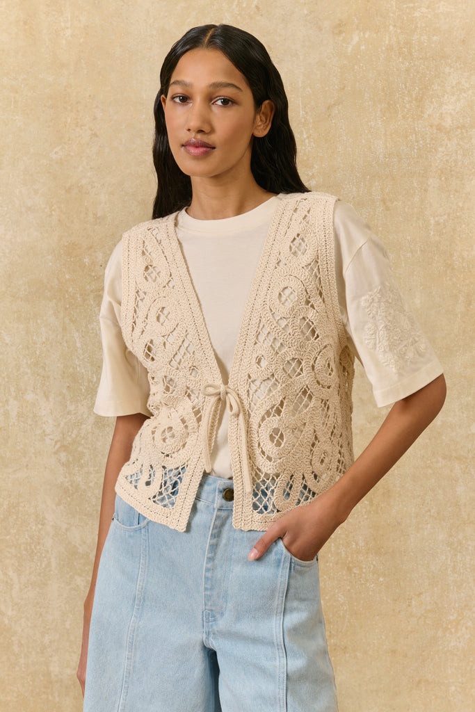 Gilet Louise Misha in maglia crochet panna