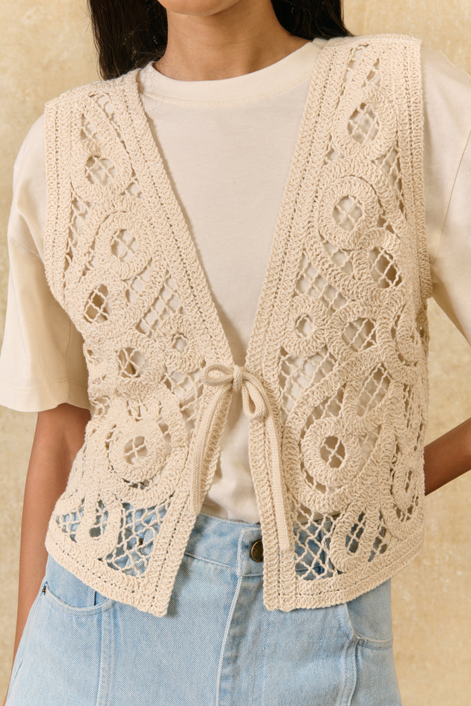 Gilet Louise Misha in maglia crochet panna