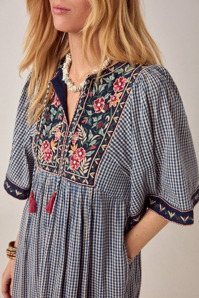 Abito Maison Hotel vichy blu e panna con ricami multicolor