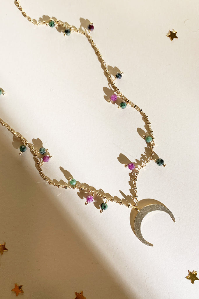 Collana girocollo ciondolo mezzaluna e pepite gialle, verdi e rosa