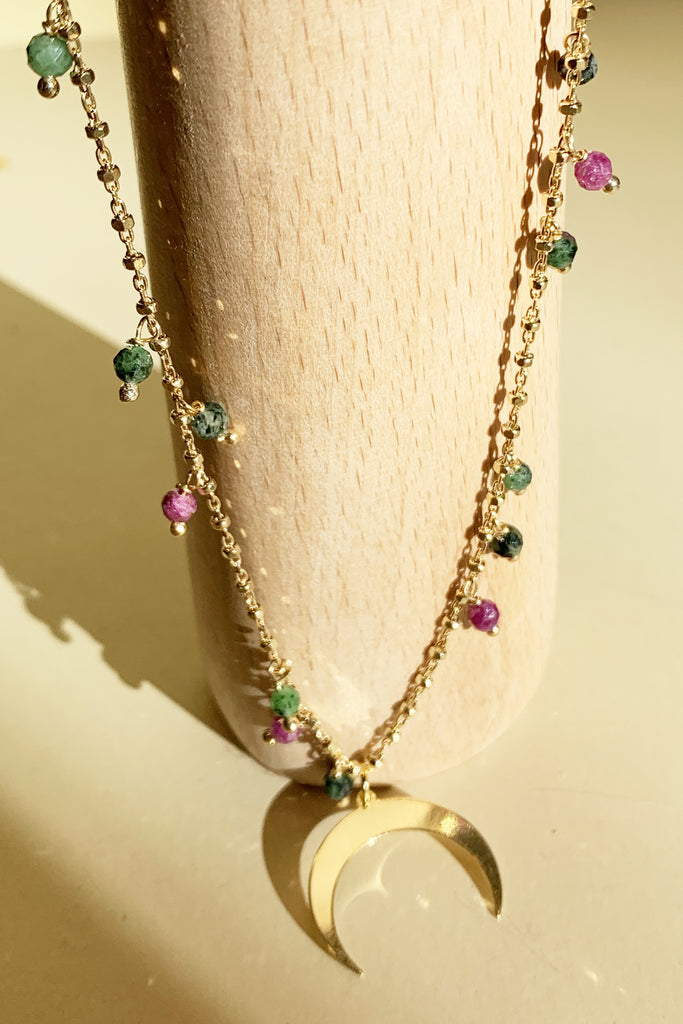 Collana girocollo ciondolo mezzaluna e pepite gialle, verdi e rosa