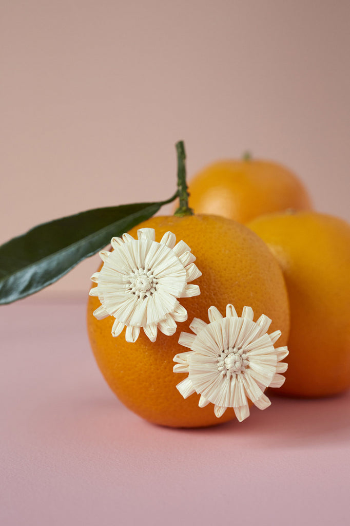 Spilla Des Petits Hauts fiori in rafia