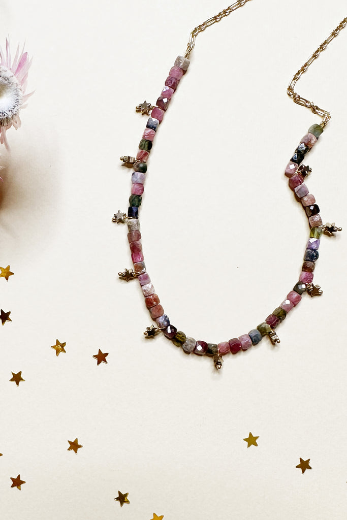 Collana Dressai girocollo cubetti di tormalina e stelline