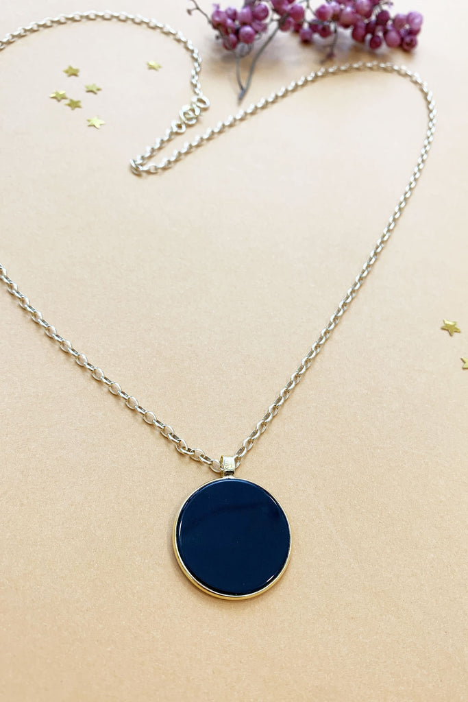 Collana GioJ. lunga catena anelli medaglione agata nera