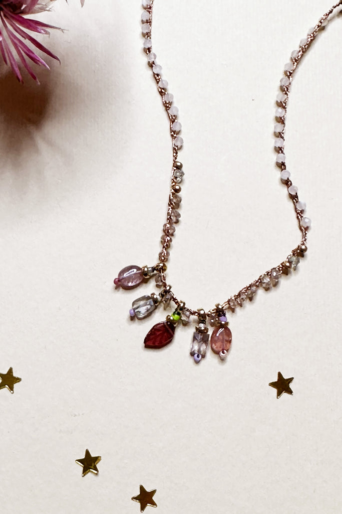 Collana Mirca Ti girocollo fogliolina bordeaux e pietre pastello