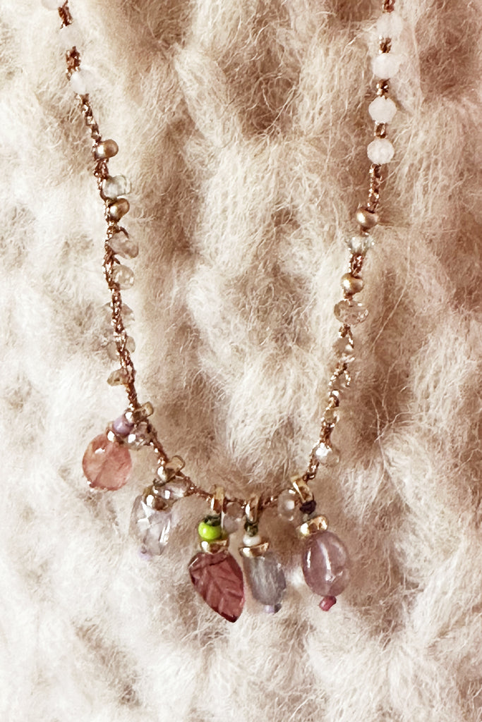 Collana Mirca Ti girocollo fogliolina bordeaux e pietre pastello