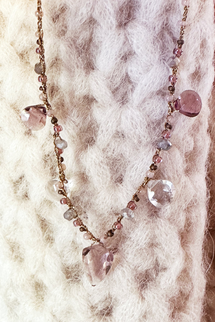 Collana Mirca Ti girocollo pendente rosa e pepite pastello