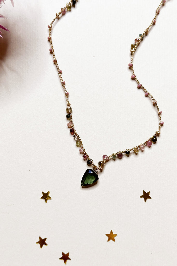 Collana Mirca Ti girocollo pendente verde e pepite pastello