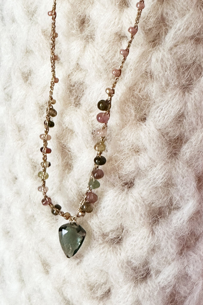 Collana Mirca Ti girocollo pendente verde e pepite pastello