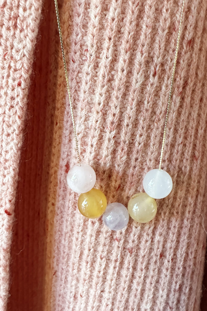 Collana sfere toni pastello chiaro