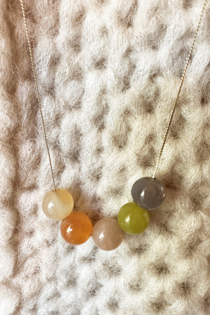 Collana sfere toni mandarino verde muschio e rosa creta